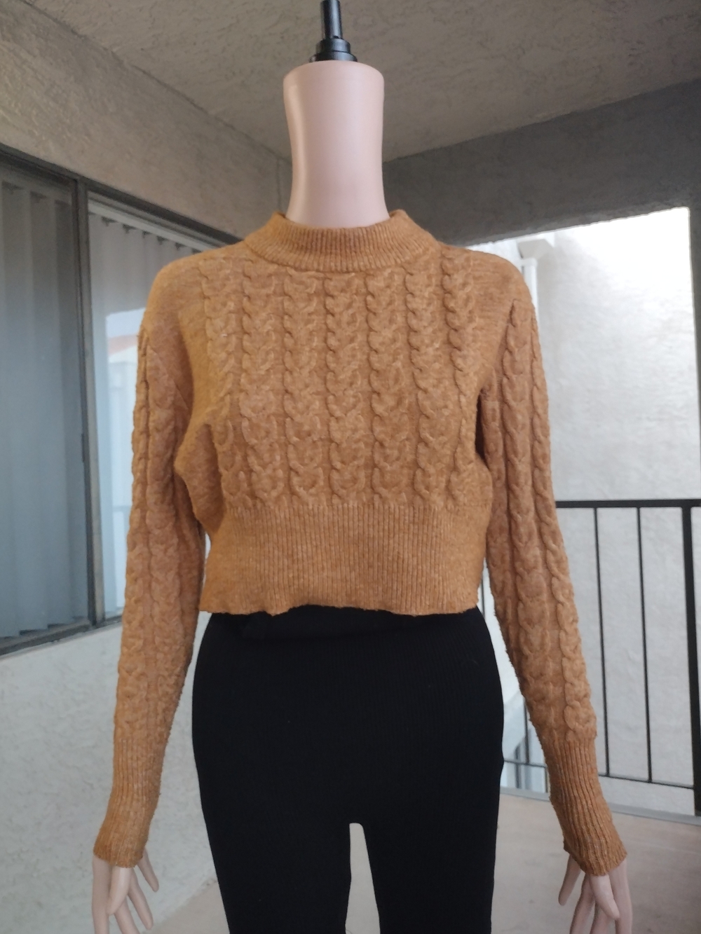 Women’s Cable Knit Cropped Sweater - Camel